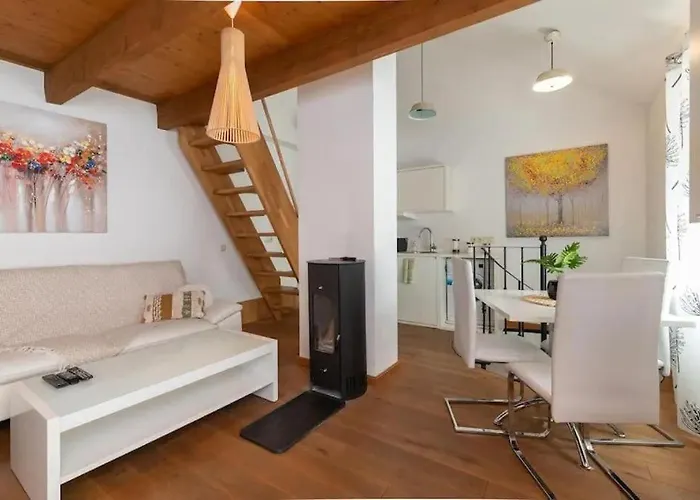 Cozy 3 Story House In Old Town *