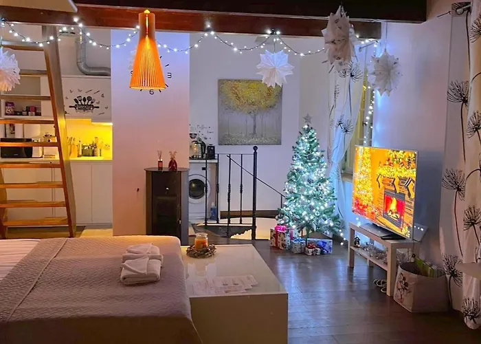 Cozy 3 Story House In Old Town شقة