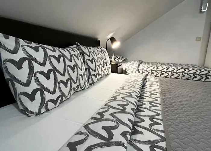 Cozy 3 Story House In Old Town شقة